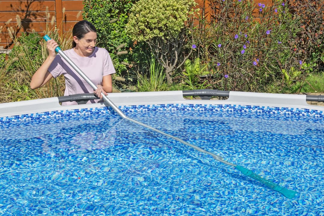 Accessoires Piscine Kit entretien piscine avec aspirateur et épuisette AquaSurge Bestway 2