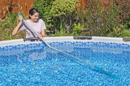 Accessoires Piscine Kit entretien piscine avec aspirateur et épuisette AquaSurge Bestway 2