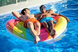 Jeux d'extérieur et trampoline Île gonflable Rainbow Dreams™ 2 personnes, 164 cm, design arc-en-ciel Bestway 5