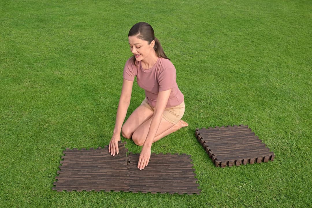 Accessoires Piscine Tapis de sol décor bois pour piscine et spa 12 pièces 50 x 50 cm Bestway 2