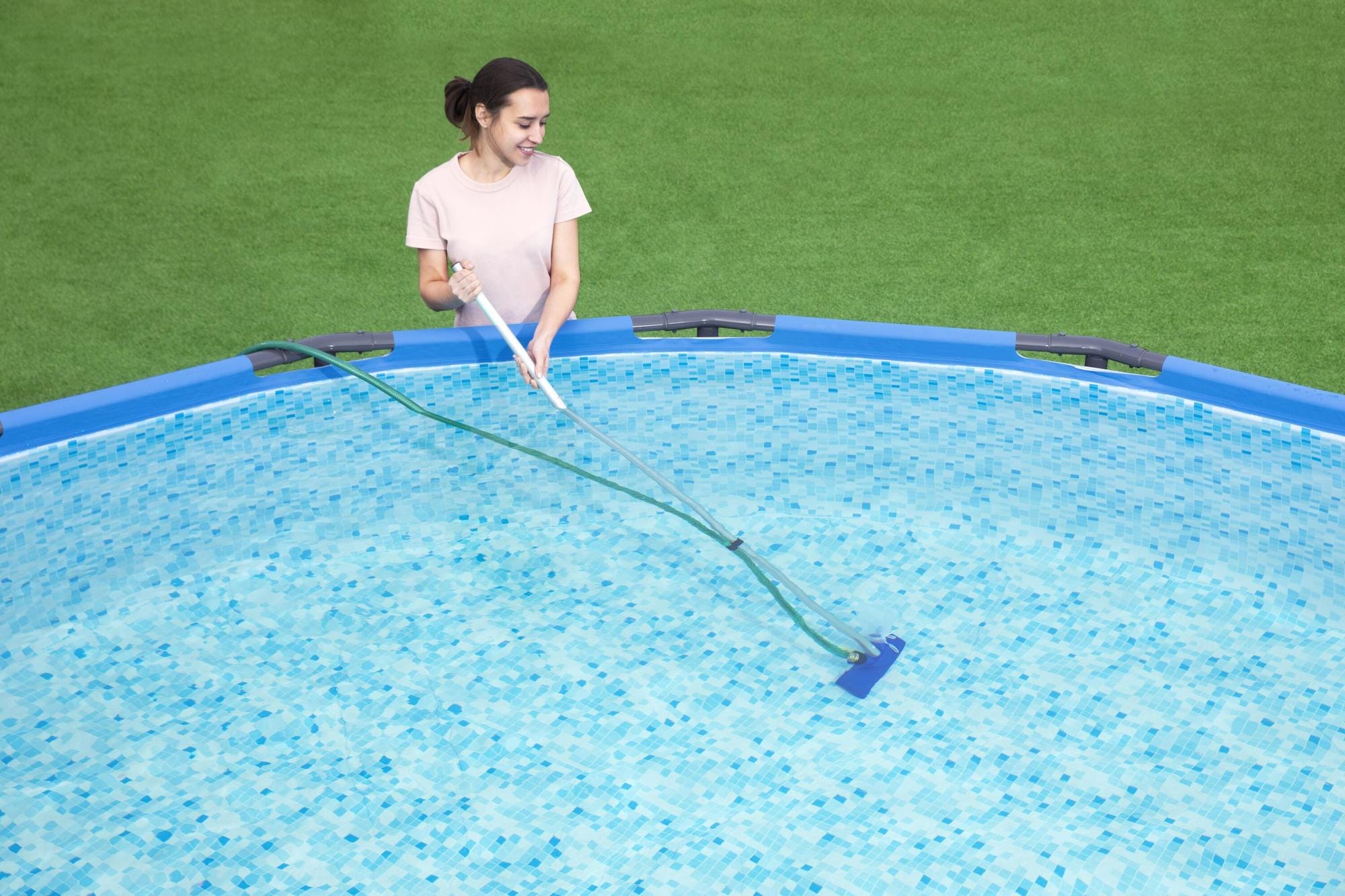 Accessoires Piscine Kit d'entretien pour piscines hors sol 6 pièces, épuisette, doseur flottant, thermomètre flottant, bandelettes de test, patch de réparation, manche alu 203 cm Bestway 1