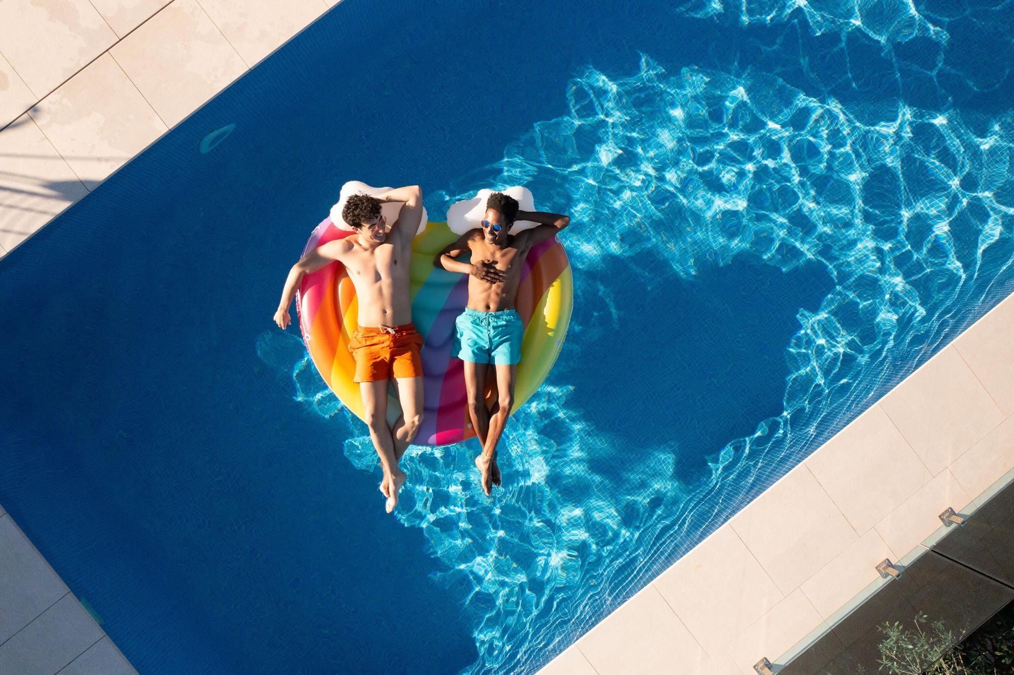 Jeux d'extérieur et trampoline Île gonflable Rainbow Dreams™ 2 personnes, 164 cm, design arc-en-ciel Bestway 1