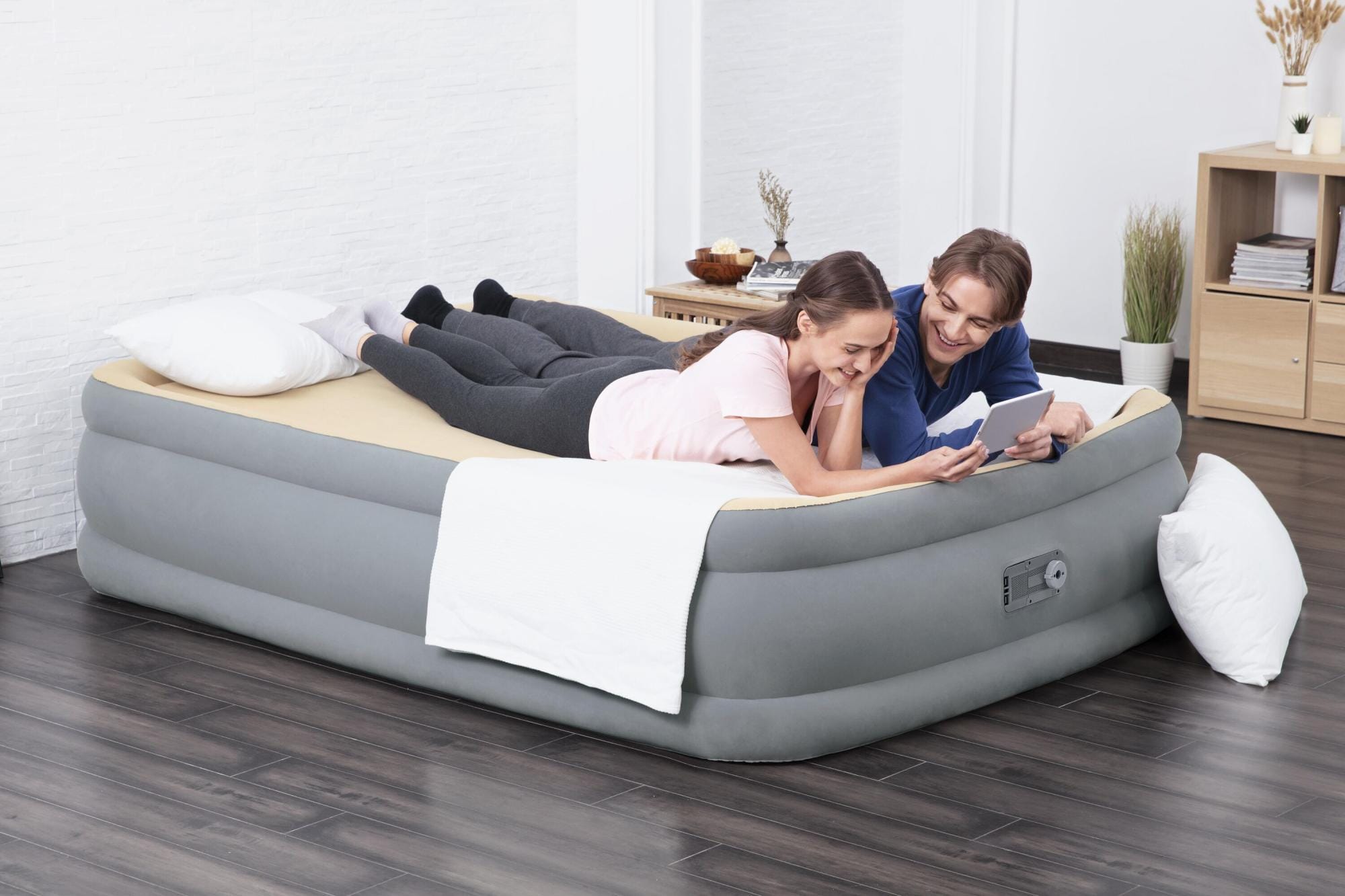 Matelas gonflables Lit gonflable 2 places 203x152x46 cm avec pompe électrique intégrée gris Bestway 1