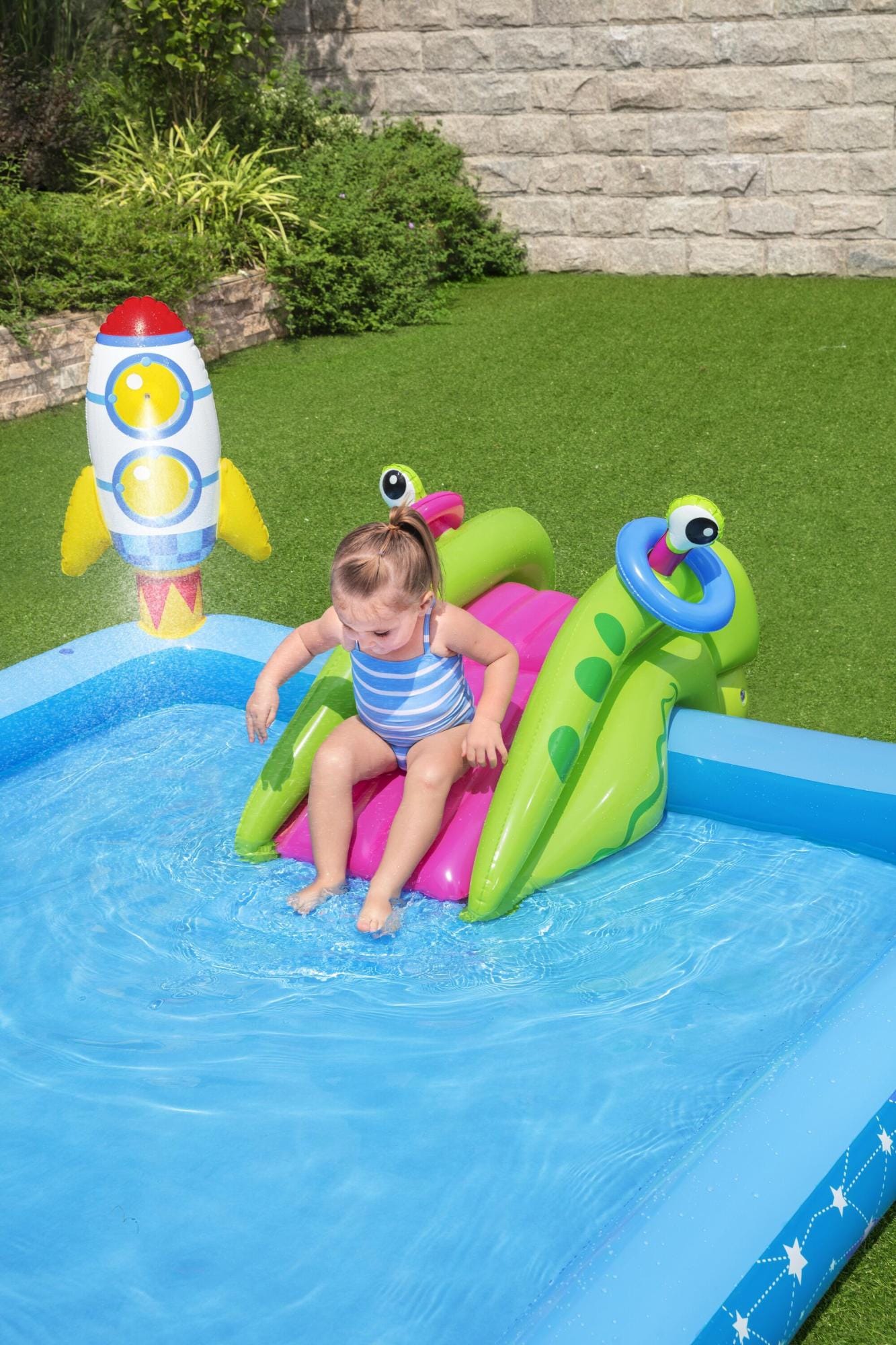 Jeux d'extérieur et trampoline Aire de jeux Little Astronaut™, 228 x 206 x 84 cm, toboggan, punching-ball, jeux d'anneaux, 2 frisbee Bestway 1