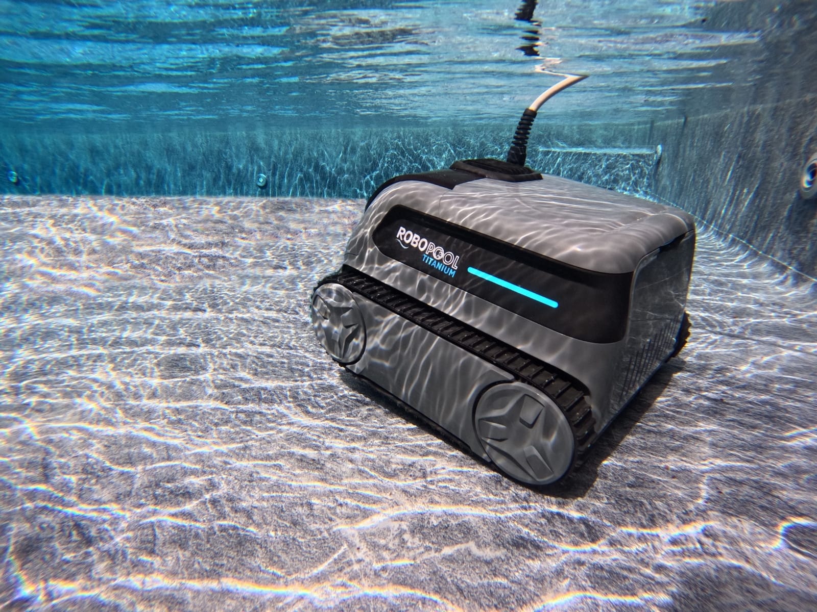 Robot piscine Robot piscine électrique Titanium - nettoie fond et parois - 5x10m max Bestway 1